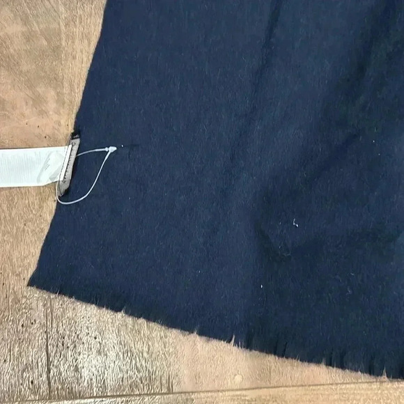 100% wool Banana Republic navy dress scarf - Picture 5 of 5